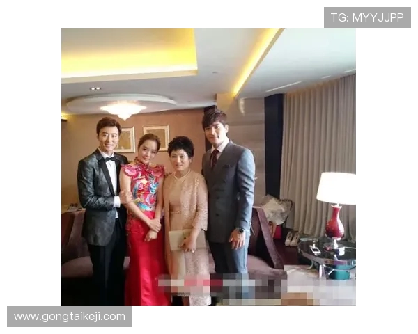 李明携子亮相世俱杯!高颜值父子同框引热议